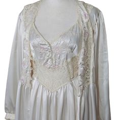 Donna Richard Vintage Nightgown Slip Set Lace Adorned Robe Pegnoir Cream Pink Pockets Size S Very Good Vintage Condition There Are Some Very Small & Faint Stains Sprinkled Tiny So Hard To See Even In Pics.! One Is Alittle Larger See Pic's - Overall Great Pre Owned Shape-- Gorgeous Inside Slip Says Size Small Robe Has No Tag But Seems S/M Q4 Victorian Nightgown, Vintage Nightgown, Fashion Diva, Diva Fashion, Night Gown, Women's Intimates, Diva, Elf, Overalls