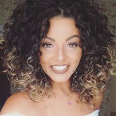 Voltando a falar de cachos <3 para indicar as nossas cinco blogueiras preferidas sobre o assunto! Algumas já são bastante conhecidas e outras nem ... Curly Routine, Curly Hair Types, Cute Curly Hairstyles, Hair Magazine, Baddie Tips, Ombré Hair, Hair Styles 2017