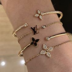 Arm Candy Aesthetic, Middle Eastern Jewelry Aesthetic, Expensive Jewelry Luxury Bracelets, Expensive Things Aesthetic, Hold Jewelry Aesthetic, Luxury Jewelry Aesthetic, Expensive Bracelets, خواتم خطوبة, Bvlgari Jewelry