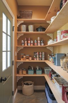 Discover 20 creative pantry organizer ideas that transform small walk-in pantries into organized spaces! These pantry organization ideas include shelving, baskets, and storage hacks to maximize space. Ideal for small kitchens needing extra storage. Explore the full collection and save your top picks for a fresh pantry makeover! Pantry Organizer Ideas, Pantry Layout Ideas, Walk In Pantry Ideas, Pantry Layout, Pantry Organizer, Clutter Free Kitchen, Organizer Ideas