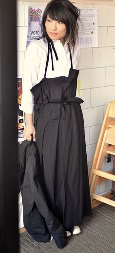 people wearing yohji yamamoto Culottes Outfit, Monochrome Fashion, Apron Dress, Style Noir, Japanese Outfits, Yohji Yamamoto, My Design