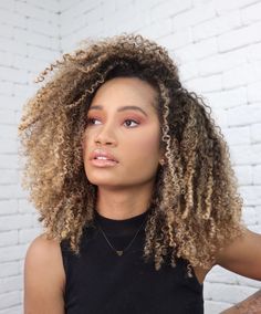 Bayalage Natural Curl, Pintura Highlights Curly Black Hair, Blonde Curly Hair Black Women, Afro Highlights, Blonde Curly Hair Natural, Hair Chestnut Brown, Brown Hair Curly, Auburn Brown Hair, Curly Hair Color Ideas