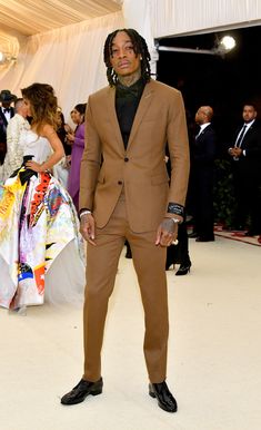 Met Gala Outfits, A Man In A Suit, Man In A Suit, Gala Outfit, Black Men Fashion Casual, Met Gala Red Carpet, Black Men Fashion Swag, Dress Suits For Men, Wiz Khalifa