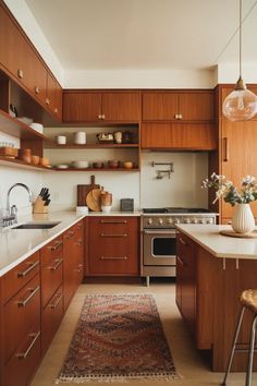 30 Stylish Mid-Century Modern Kitchen Design Ideas You’ll Love - The Ivy Kitchen Blog Midcentury Kitchen Remodel, Retro Modern Kitchen, Ivy Kitchen, Midcentury Modern Kitchen, Mid Century Modern Kitchen Design, Ranch Renovation, Street Dreams, Modern Kitchen Design Ideas, Retro Appliances