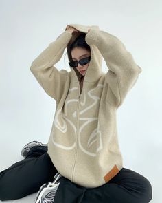 A zip hoodie made of knit material with a boldly printed large logo.

A piece that is soft to the touch and combines not only design but also comfort.

Based on a monochrome tone, it is easy to match with any item.
◾️Model
Height/Weight：158cm(62.2in)/40kg(88.1lb)
Fitting Size：M
◾️Material
polyester



Size (cm)
Length
Chest
Shoulder
Sleeve Length


M
71
116
58
53


L
73
120
60
54


XL
75
124
62
55


2XL
77
128
64
56 Tank Top Skirt, Logo Knit, Pullover Cardigan, Cotton Clothing, Leather Label, New Pant, Short En Jean, Pullover Jacket, Sweaters Knitwear