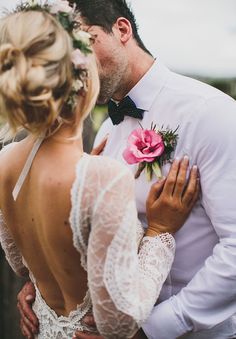 two pictures of a man and woman kissing each other