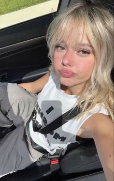 Bleach Blonde Hair And Eyebrows, Blonde Hairstyles Women, Blonde Hair Bangs Aesthetic, Platinum Blonde Blue Eyes, Blonde Hair With Short Bangs, 90s Makeup Blonde, Shaggy Platinum Blonde Hair, Kingsephi Blonde, White Blonde Hair Dark Roots