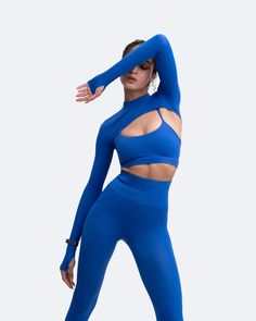 Keeping things cool, comfortable, and totally stylish. You can’t go wrong with our Long Sleeve Crew Neck Shrug in your wardrobe. Whether you’re a dancer or not, this little number is easy to throw on over your cute camis and sexy sports bras. It also gives off a polished and chic aesthetic to your look, but it is still practical when there’s a chill in the air or you’re looking for extra coverage. What’s not to love about our Long Sleeve Crew Neck Shrug? Athletic Photoshoot, Shrug For Women, Dance Leggings, Top Manga, Solo Costume, High Neck Bodysuit, Gym Clothes Women, Chic Aesthetic, Workout Crop Top