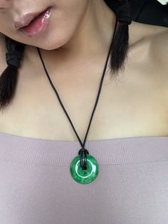 Collier  Aventurine

 Dans la culture chinoise, on dit que le baby lock protège la personne du danger et de la maladie et symbolise la longévité. Ajoute une touche de vert frais à n’importe quelle tenue.

 Aventurine naturelle. Fabriqué à la main par sculpture et polissage. En raison des caractéristiques naturelles de la pierre précieuse, chaque pièce peut varier légèrement en termes de couleurs et de textures.


 Poids : 3g
 Pendentif : aventurine, 15 mm x 13 mm x 8 mm
 Chaîne réglable : argent sterling S925 plaqué vieux , longueur 400-450 mm

 [#autre]

 Entretien du produit

 Évitez de cogner contre des surfaces dures. Les morceaux de jade sont fragiles et se briseront lorsqu'ils seront frappés par des objets durs. Assurez-vous d'enlever vos bijoux avant d'aller nager dans une piscine Go Swimming, Baby Lock, August Birthstone Jewelry, July Birthstone Jewelry, Jade Necklace, Zodiac Jewelry, Jewelry Ring Box, Pearl Jewellery Earrings, Men's Jewelry Rings