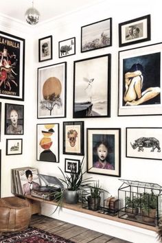 Salon éclectique - cadres & affiches pour décorer les murs Eccentric Minimalism, Wall Layout, Basement Office, Gallery Wall Inspiration, Scandinavian Interiors, Shop Space, Hallway Design, Framed Pictures