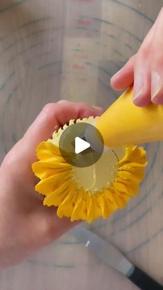 Candy Flowers For Cakes, Piping Sunflowers Flower Cupcakes, Sunflower Piping Tip, Easy Sunflower Cupcakes, Sunflower Icing Flowers, How To Make Sunflowers With Icing, Buttercream Sunflower Tutorial, Sunflower Cupcakes Ideas, Nice Flowers Beautiful