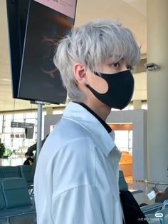 Silver Hair Boy, Silver Hair Men, Korean Boy Hairstyle, Silver Hair Dye, Korean Men Hairstyle, Korean Haircut, Asian Haircut