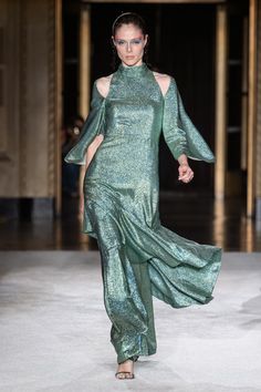 Christian Siriano Spring/Summer 2020 Look 1 Futuristic Fashion, Christian Siriano, Evening Outfits, Vogue Runway, Guest Outfit, Fashion 2020, Fashion Photoshoot, London Fashion Week, Luxury Outfits