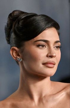 Hollywood Hairstyles Updos, Wedding Hairstyles For Women Over 50, Kylie Jenner Hair 2023, 50s Hairstyles Updo, Kylie Jenner Updo, 50s Updo, Kylie Hairstyles, Old Hollywood Updo, Amethyst Makeup