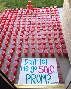 red cups are lined up in front of a sign that says don't let me go solo prom