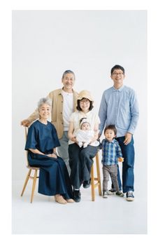 Family Portrait Idea, Family Photography Studio Ideas, Photo Family Ideas Studio, Korean Family Photoshoot Studio, Cool Family Photos, Big Family Photoshoot Studio, Family Picture Studio, Photoshoot Family Ideas