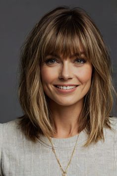 Fall Hair Styles Medium Shoulder Length With Bangs, Shoulder Length Bob Haircut With Bangs, Long Bob With Curls, Shoulder Length Haircuts For Women, Short Messy Haircuts, Shoulder Length Hair With Bangs, Shoulder Length Bob Haircut, Layered Haircuts Shoulder Length, Shoulder Length Haircuts