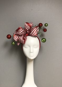 Christmas Head Piece, Crazy Christmas Hat, Christmas Hats Ideas, Christmas Costume Party, Christmas Fascinator, Diy Christmas Hats, Ugly Christmas Sweater Ideas, Christmas Headdress, Holiday Headpiece