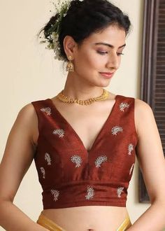 Button Back Saree Blouse, Peshwai Saree Blouse Pattern, Onam Saree Blouse Ideas Sleeveless, Trendy Blouse Designs Sleeveless, Slvless Blouse Design, Blouse Designs Latest Sleeveless, Front And Back Blouse Designs Latest, V Shape Blouse Designs, V Neck Blouse Indian