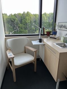 Absolutely loving Afry's new lactation room! The ergonomic lactation chair design with plush cushioning provide unmatched comfort and support for pumping mothers. We understands the needs of nursing mothers, and these chairs are a testament to our commitment to women's health and well-being. Thank you, Afry, for creating a nurturing space for working women ☁️💕 #exclusivepumping #breastfeeding #chestfeeding #workplacewellness #normalizebreastfeeding #workingmom #lactationsupport Lactation Room Design, Lactation Room At Work, Educational Furniture, Lactation Room, Wellness Room, Nursing Room, Aspen House, Workplace Wellness, Working Women