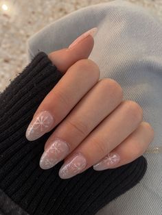 Aesthetic Winter Nails Short, Winter Round Nails, Subtle Winter Nails, Basic Winter Nails, Winter Nails Snowflake, Best Winter Nails, College Nails, Adorable Nails, Hairstyle Girl