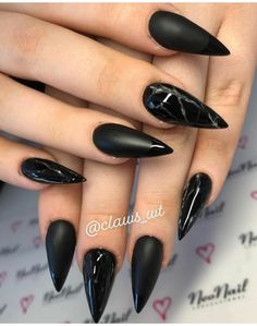 Your short black nails don't have to be boring. They can be simple yet elegant. Below are some short black nail designs you will love. Black Nails With Studs, Black Quartz Nails, Short Black Nail Designs, Constellation Nail Art, Bow Tie Nails, Rose Quartz Nails, Black Ombre Nails, Star Nail Designs, Short Stiletto