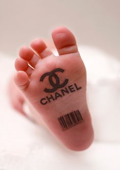 Baby Chanel, Chanel Bag Classic, Vintage Foto's, Baby Tumblr, Music Tattoos, Chanel Logo, Trendy Tattoos, Baby Design, Tattoo Fonts