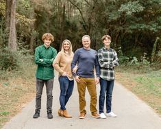 Taking family portraits in the fall season Older Sibling Pictures, Older Sibling Photography, Older Sibling Poses, Adult Sibling Photography, Adult Family Photography, Adult Family Poses, Adult Family Photos, Sibling Photography Poses, Sibling Pictures