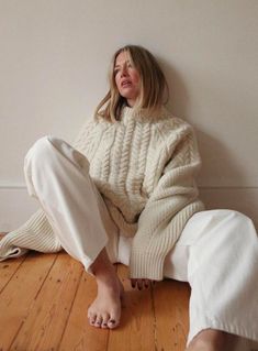 Minimalist Winter Outfit, Simple Winter Outfits, Knitwear Trends, Knitwear Inspiration, White Jeans Outfit, Timeless Chic, White Knit Sweater, Skirts With Boots, Double Denim