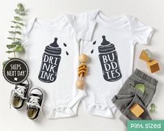 "Our Award-Winning PintSized© threads are 100% designed, printed, pressed and shipped (next business day!) to you from our Upstate New York boutique. ** Quick Sizing Tip ** Onesies are printed on Gerber brand. The NATURAL color runs true to size, but WHITE tends to run small so we recommend sizing up if you are on the fence. Toddler and youth shirts are true to size. 📋 HOW TO ORDER: ✧ Choose onesie® or shirt size (sizing chart below) and sleeve length ✧ Select design color if applicable ✧ For p Future Besties Onesie, Triplet Onesies, Best Friend Onesies, Twin Onesies Announcement, Aunties Bestie Onesie, Twin Onsies Funny, Twins Announcement