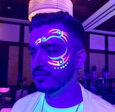 Neon Glow Face Paint Ideas, Glow In Dark Face Paint Ideas, Uv Paint Makeup, Neon Face Makeup, Glow Party Face Paint, Glow In The Dark Photoshoot, Glow In The Dark Body Painting, Glow In The Dark Face Paint, Glow Face Paint Ideas