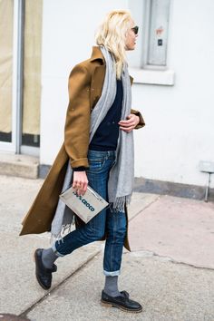 A casual off-duty look is kept looking pulled together by wearing complimentary neutral colors in black, tan, grey, and denim Visible Socks Outfit, Thick Socks Outfit, Cropped Jeans With Socks, Colorful Socks Outfit Women, Grey Socks Outfit, Winter Socks Outfit, Tonal Dressing, Socks And Jeans, Thick Tights