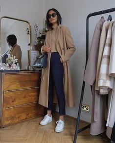 Camel coat // navy pants Navy Blue Pants Outfit Work, Navy Pants Outfit Women, Blue Pants Outfit Work, Chinos Women Outfit, Navy Blue Pants Outfit, Navy Pants Outfit, Blue Pants Outfit, Outfits For Autumn