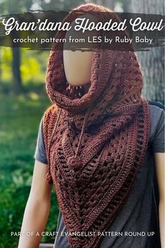 the crochet hooded cowl pattern is shown in front of a mannequin