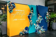 a colorful display with flowers and greenery on the side of a building that says despere a gift life