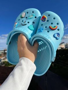 Cute Crocs Ideas, Aesthetic Crocs Charms, Cute Crocs Jibbitz Ideas, Blue Crocs With Jibbitz, Blue Crocs Outfit, Crocs Outfit Aesthetic, Croc Aesthetic, Chanclas Crocs, Jibbitz Crocs Ideas