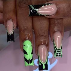 Simple Spooky Acrylic Nails, Disney Inspired Halloween Nails, Halloween Nails Scary Movie, Beatle Juice Nails Acrylic, Halloween Horror Nights Nails, Disney Spooky Nails, Halloween Disney Nails Design, Halloween Nails Inspiration