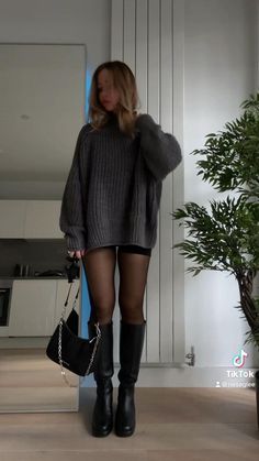 zimný a štýlový outfit na chladné počasie Winter Rich Girl Outfits, Cafe Girl Outfit, Cool Girl Casual Outfits, It Girl Wardrobe, Night Out Cold Weather Outfit, Aesthetic Jumper Outfits, Winter Study Outfit, Mall Outfit Ideas Casual Street Styles, Girls Night Winter Outfit