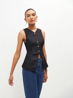 Shop the Aspen Linen Top from Reformation,  a sleeveless top with a high neckline, center front buttons, and faux pockets. Beret Fashion, Dope Style, Plus Zise, Church Fits, Rock Outfit, Fashion Themes, Mommy Style, Style Aesthetic, Fashion People