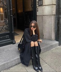 Paris Photo Ideas Autumn, Street Style Poses Inspiration, Fall Insta Aesthetic, Street Photography Poses Women Winter, Long Black Boots Aesthetic, Insta Photo Ideas Fall, Chic Instagram Feed, Classy Poses For Instagram, Aesthetic City Pics