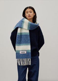 Very soft and light alpaca scarves - Surprise-paris Scarf Trends 2024 Winter, Knit Scarf Outfit, Diy Knit, Pull Mohair, Thrift Inspo, Scarf Trends, Big Scarf, Autumn Trends, Alpaca Scarf