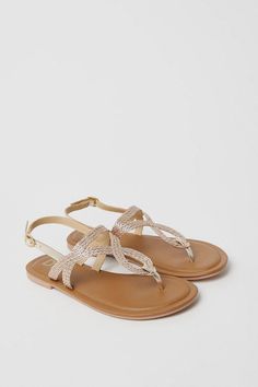 Chic leather thong sandals with intricate rope detailing
Flat sole offers all-day comfort and versatility
Toe-post design with slingback strap for a secure fit
Stylish yet practical for warm-weather occasions
Effortless slip-on style for easy on and off
Exude relaxed elegance with these leather thong sandals from Dorothy Perkins. The intricate rope detailing adds a touch of bohemian flair, while the flat sole ensures comfort for all-day wear. Ideal for dressing up or down, these sandals can seamlessly transition from brunch with friends to an evening baby shower. Pair them with a breezy sundress or tailored shorts for a chic, warm-weather look that radiates effortless style. Toe Thong Sandals, Occasion Dresses Wedding Guest, Relaxed Elegance, Leather Thong Sandals, Chic Leather, Tailored Shorts, Pierced Jewelry, Tshirt Skirt, Fit N Flare Dress