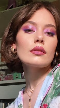 Shimmer Mesh Top Outfit, Eclectic Wedding Makeup, Paramore Concert Makeup Ideas, Red Eyeshadow For Blue Eyes, Eyeliner Looks For Brown Eyes, 2023 Winter Makeup Trends, Fun Makeup Brown Eyes, Fun Eye Makeup For Brown Eyes, Subtle Color Eyeshadow Looks