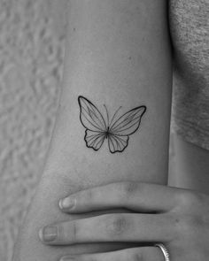 Simple Black Butterfly Tattoo, Mariposas Tattoo, Borboleta Tattoo, Black Butterfly Tattoo, Pearl Tattoo, Cute Simple Tattoos, Unique Small Tattoo, Small Chest Tattoos, Horoscope Tattoos