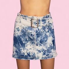 The Y2K Low Rise Mini Skirt is a vintage 2000s blue and white bleached tie-dye stretchy skirt featuring a buckle belt and frayed raw hem details. Perfect for summer festivals and parties. ESTIMATED SIZE L TAG SIZE EUR 44 MEASUREMENTS Length 35cm - 13.77 inch Waist 82cm - 32.28 inch Hips 102cm - 40.16 inch Our model is 172 cm tall and usually wears size XS. Please be aware that some items may be slightly pinned on the model to demonstrate the correct fit. We ship worldwide from Spain and offer fr Vintage Mini Skirt, Mini Rock, Y2k Belt, Stretchy Skirt, Skirt Y2k, Summer Festival, Tie Dye Skirt, Halloween Shopping, Low Rise