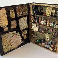 Potions Book, Spooky Haunted House, Tiny Stuff, Halloween Decor Ideas, Halloween Potions, Halloween Miniatures, Mini Craft, Miniature Diy, Theme Halloween