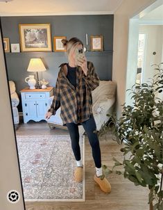 Flannel Lounge Outfit, Mom Fashion Casual, Winter Outfits Mom Style, Casual Athleisure Outfits Winter, Carhartt Fashion Woman, Cold Weather Spring Outfits Casual, Outfit Ideas Mom Style, Cute Winter Lounge Outfits, Mum Outfits Mom Style Winter