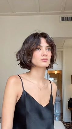 Bob Hairstyle No Bangs, Blowout Bob With Bangs, Soft Layered Bob Cut, Dark Brown Wavy Bob, Chin Bob With Curtain Bangs, 90s Grunge Short Hair, Bob Hairstyle With Curtain Bangs, Dark Black Hair Short, Italian Bob Round Face