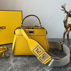 is a full-grain handmade series. The thick outer seams highlight the bag design. It has both appearance and capacity. It is a must-have classic handbag in this lifetime.

Size: 23*11*18 Lv Purse, Fendi Peekaboo, Lv Shoes, Yellow Handbag, Medium Handbags, Mini Bucket Bags, Classic Handbags, Lv Belt, Lv Handbags