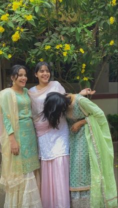 Indian Photoshoot, Salwar Kamiz, Desi Clothes, Friend Poses Photography, Best Poses For Pictures, Simple Pakistani Dresses